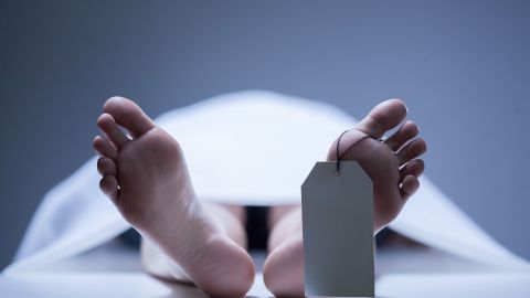 La mujer movió sus extremidades.