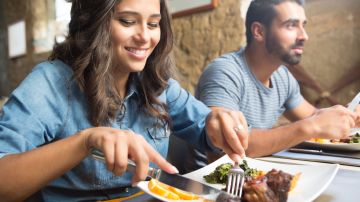 Todo sobre los mejores hábitos saludables para comer en restaurantes.