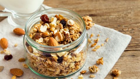 Apostar por una dieta natural basada en el consumo de alimentos integrales, es una de las mejores maneras de controlar el consumo excesivo de azúcar proveniente de procesados y que además dañan la salud.