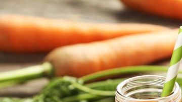 El jugo de zanahoria y apio es una combinación llena de nutrientes de alto valor biológico. ¡Que aumentan la energía y vitalidad!