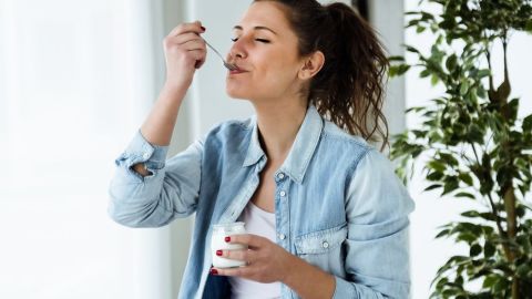 El yogurt tiene probióticos (microorganismos vivos) que refuerzan nuestras defensas.