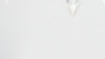 El dinero da a acceso a tratamientos médicos y otros beneficios en pro de la salud.