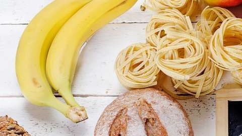 Complementa la ingesta de carbohidratos con alimentos ricos en fibra, abundantes frutas y verduras.