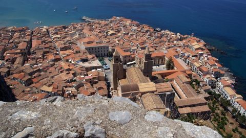 Sicilia es una isla italiana con construcciones escalonadas por sus colinas.