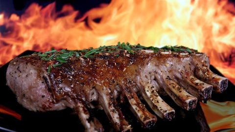 Marinar la carne es un efectivo método que aromatiza, ablanda y conserva mejor los productos cárnicos.