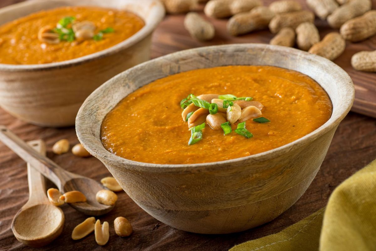 Deliciosa y baja en calorías: Sopa de maní con pollo y curry