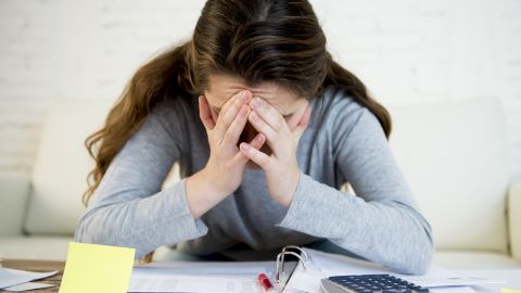 Los préstamos de estudiantes se han convertido en un lastre difícil de superar para muchos jóvenes./Shutterstock
