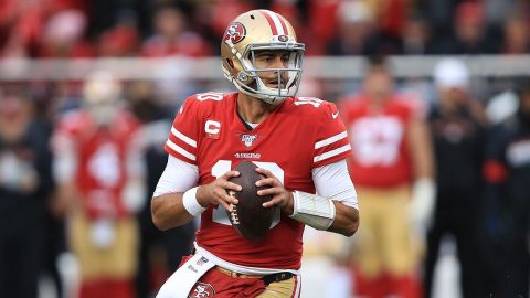 Jimmy Garoppolo, es uno de los mariscales que más dinero recibió por cada hora de juego.