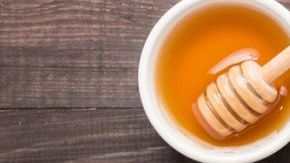 Un té de miel con limón es un perfecto remedio para el invierno.