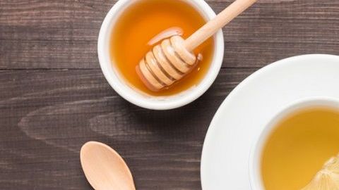 Un té de miel con limón es un perfecto remedio para el invierno.