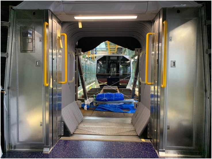 Los nuevos trenes cuentan con un conector tipo acordeón, lo que permite a los usuarios pasar de un vagón a otro libremente.
