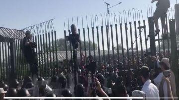 VIDEO: Marea de migrantes intenta cruzar a México; Guardia Nacional les rocía gas pimienta