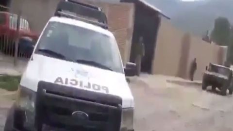 VIDEO: Policías así protegen al CJNG, le obstruyen el paso a militares