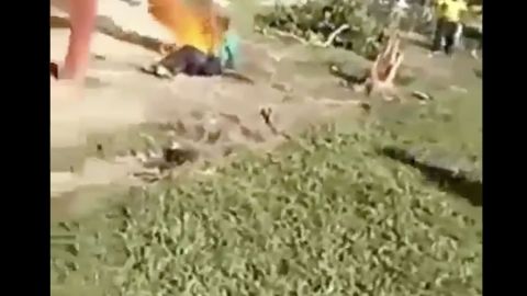 VIDEO: Queman vivo a presunto violador y asesino de niña de seis años