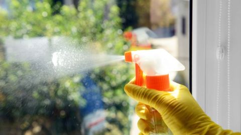 Los vidrios quedan limpios y brillantes cuando se limpian con una mezcla de vinagre y agua.