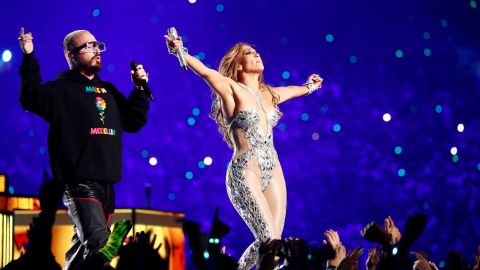 J Balvin y JLo en el show de medio tiempo del Super Bowl 2020.