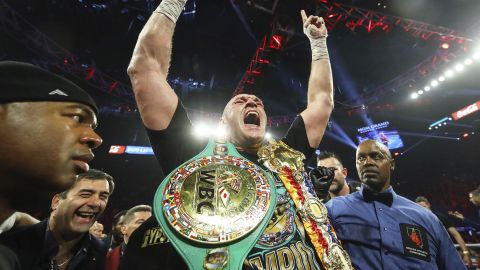 Tyson Fury celebra su coronación tras vencer por nocaut a Wilder.