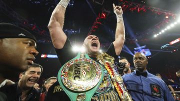 Tyson Fury celebra su coronación tras vencer por nocaut a Wilder.