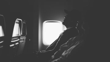 Consejos para dormir en el avión / Créditos: Fotógrafo Annie Theby vía Unsplash