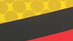 "Bahama Mama"y su hermana sostienen su premio de lotería.