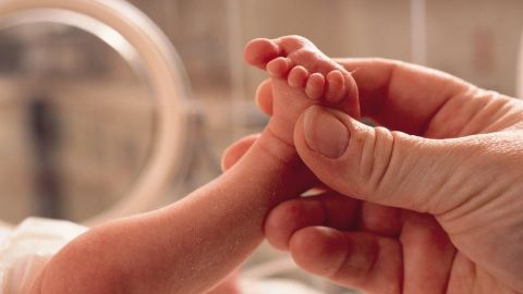 Bebé en cuidado intensivo neonatal.