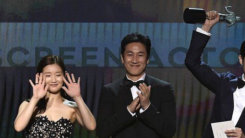 El elenco de Parasite celebrando su premio SAG.