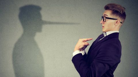 Las personas con el síndrome del impostor se sienten poco auténticas.