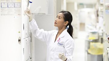La doctora Li investiga las variantes genéticas del cáncer de mama.
