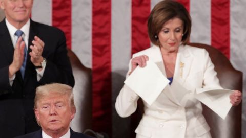 El momento en el que Pelosi rompe una copia impresa del discurso de Trump.