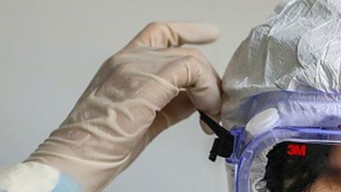 El personal sanitario no puede comer, descansar o usar los baños durante sus turnos de 10 horas. (Imagen genérica).