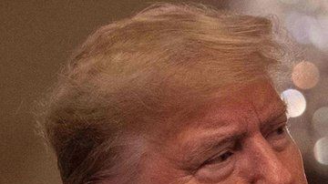 "Absuelto". Trump mostró uno de los diarios que reseñaron el resultado del juicio.