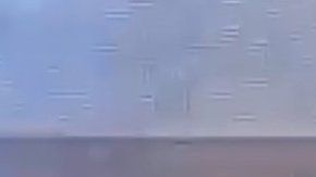 Imágenes de CCTV muestran al soldado dentro del centro comercial con un rifle.