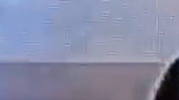 Imágenes de CCTV muestran al soldado dentro del centro comercial con un rifle.