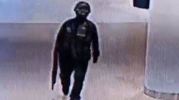 Imágenes de CCTV muestran al soldado dentro del centro comercial con un rifle.