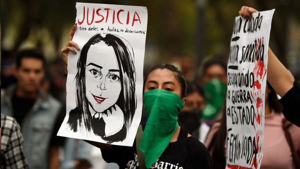Miles de mujeres protestaron en México contra los feminicidios.
