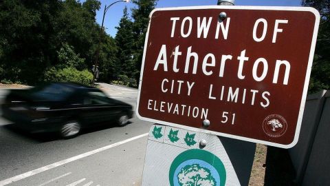 El ingreso promedio de un hogar en Atherton es de más de $525,000 al año.