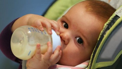 ¿Quién controla el contenido de azúcar en los alimentos para bebés?