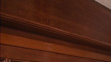 El presidente de la Cámara de los Comunes, Lindsay Hoyle, posa al salir de una cámara secreta que oculta un pasadizo.