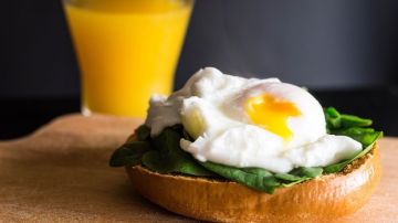 Las claras de huevo son uno de los alimentos más saludables que podemos consumir, también son una de las mejores fuentes de proteína.