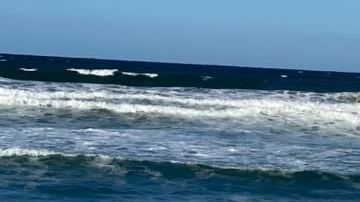 Dos de los ocupantes de la lancha se lanzaron al mar para tratar de nadar hasta la orilla.