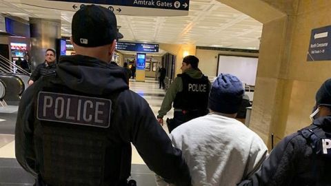 Detenido por ICE en Metro de Chicago.