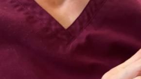 El gato se recupera de la herida de una flecha.