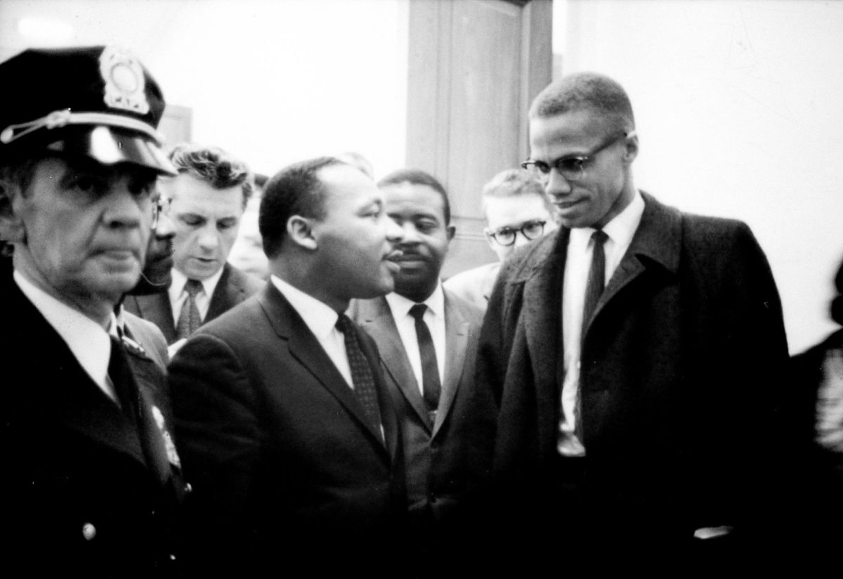 Martin Luther King y Malcolm X esperan para una conferencia de prensa el 26 de marzo de 1964.