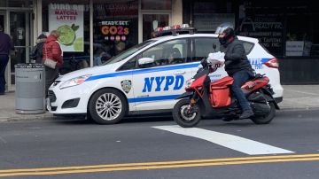 La encrucijada de repartidores a quienes el NYPD les quita motos y bicicletas eléctricas