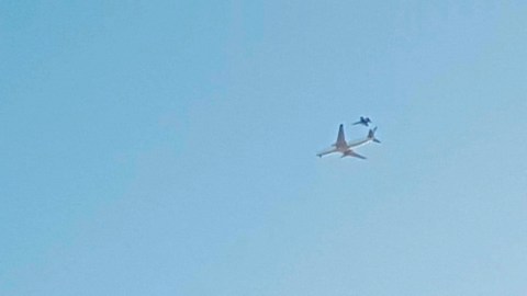 Un caza F-18 despega para inspeccionar el estado del avión de Air Canada