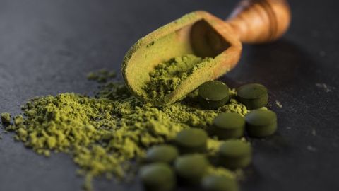 La espirulina es un poderoso antioxidante con grandes propiedades antiinflamatorias, fortalece al sistema inmunitario.