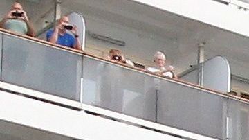 El Primer MInistro de Camboya saluda a los pasajeros del crucero Westerdam.