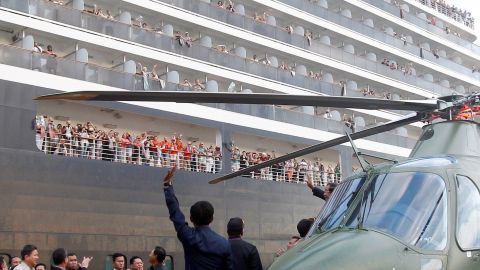 El Primer MInistro de Camboya saluda a los pasajeros del crucero Westerdam.