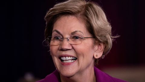 Warren habló en Nevada de conseguir un "camino a la ciudadanía" para los inmigrantes.