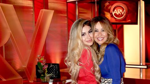 Alexa Dellanos posa junto a su mamá, Myrka Dellanos, en el set de Al Rojo Vivo.